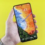 OLED vs LCD mobile display comparison