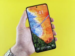 OLED vs. LCD Displays in 2026: Your Mobile Screen Choice